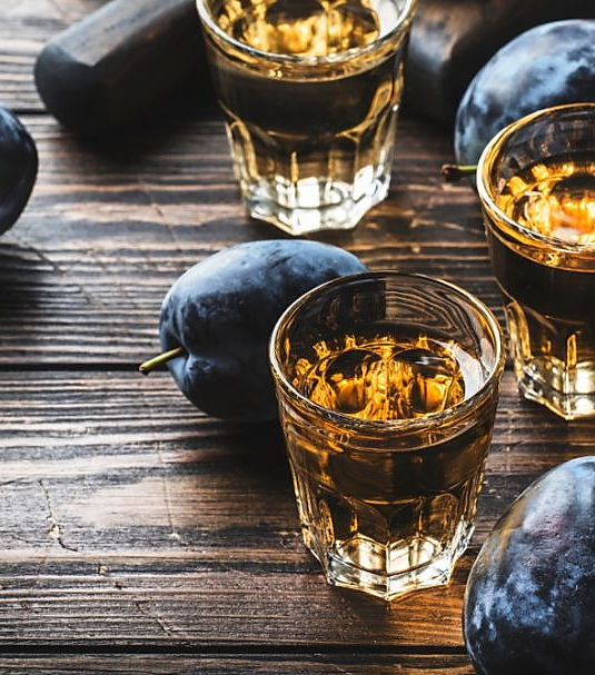 sljivovica-rakija-shutterstock_1484271686-910x607.jpg